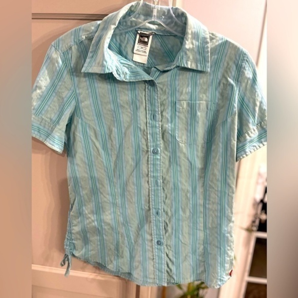 The North Face Button Down Shirt woman’s size S / Petite